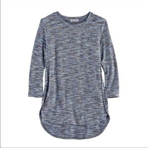 Girls side slit tee.